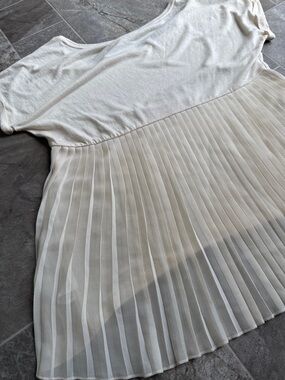 American Eagle happy hour Tee Women’s Cream Pleated-Hem Short Sleeve Top M NWOT